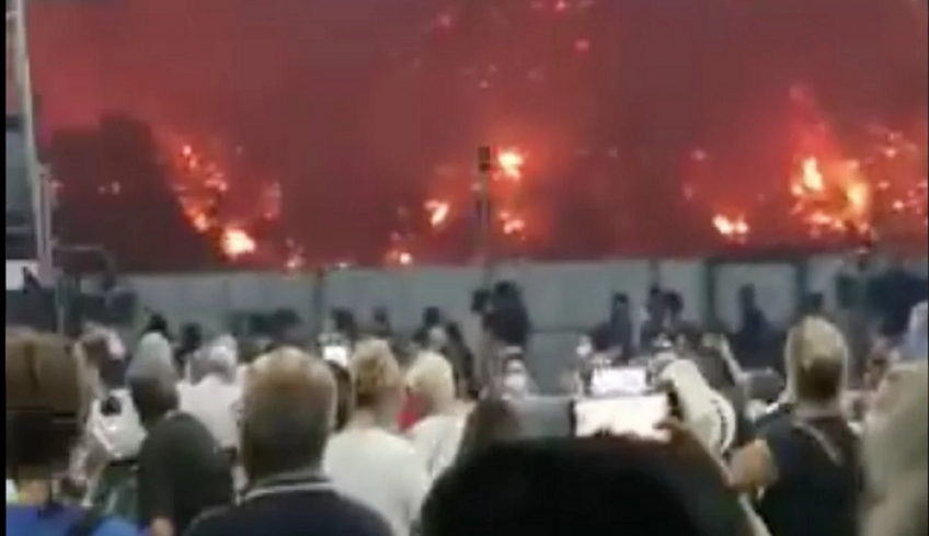 Εύβοια: Συγκλονίζουν οι εικόνες από το φέρι μποτ της διαφυγής από την κόλαση της φωτιάς [βίντεο]