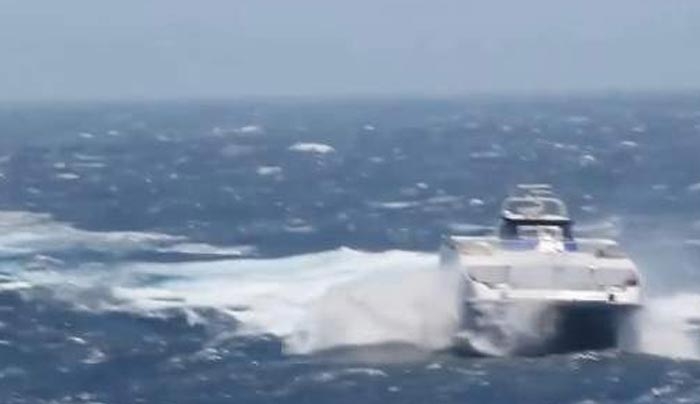 Η μάχη δύο πλοίων με τα κύματα έξω από τη Φολέγανδρο [βίντεο]