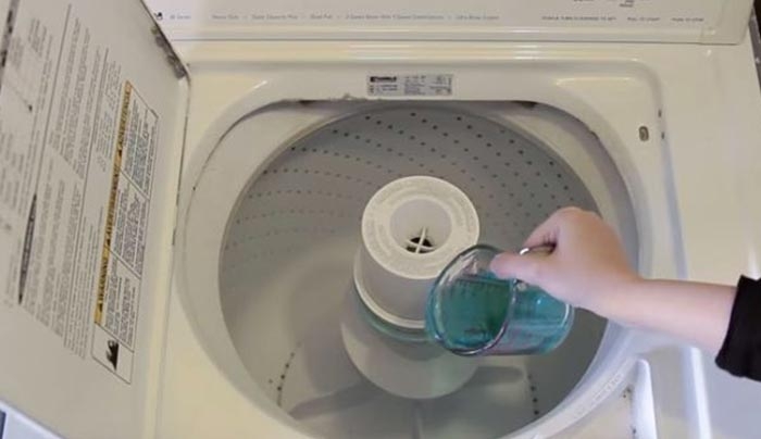 Έβαλε στοματικό διάλυμα στο πλυντήριο ρούχων. Ο λόγος; Θα σας αφήσει άφωνους! (Βίντεο)
