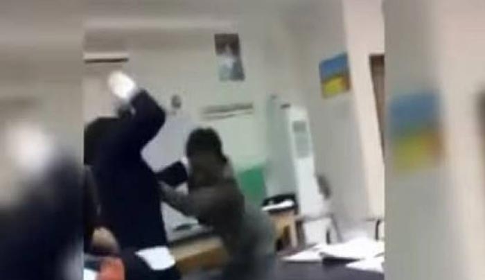 Σοκαριστικό Βίντεο!! Ξύλο μεταξύ 13χρονης μαθήτριας και καθηγήτριας! (Βίντεο)