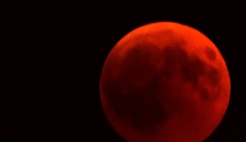 Το εντυπωσιακό ματωμένοι φεγγάρι -Η μεγαλύτερη έκλειψη σελήνης του 21ου αιώνα (βίντεο)