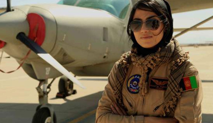 Η ομορφότερη πιλότος στον κόσμο -Κορμί μοντέλου και φόρμα πολεμικής αεροπορίας [εικόνες]