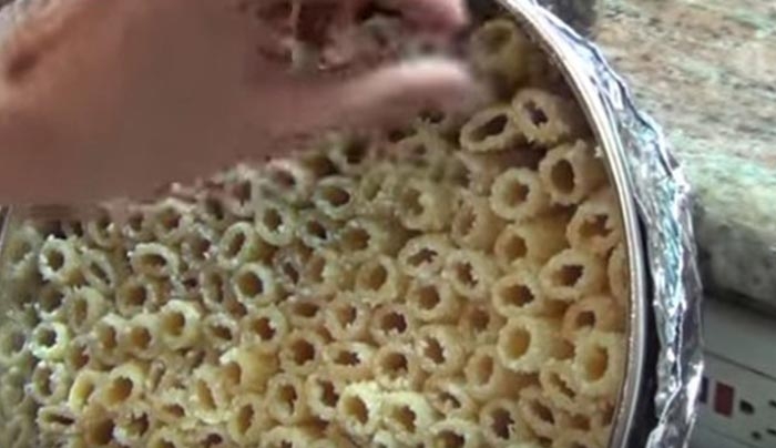 Τοποθετεί έτσι τα ζυμαρικά σε μια κατσαρόλα – Το αποτέλεσμα; Θα σας κάνει να το δοκιμάσετε… (Βίντεο)