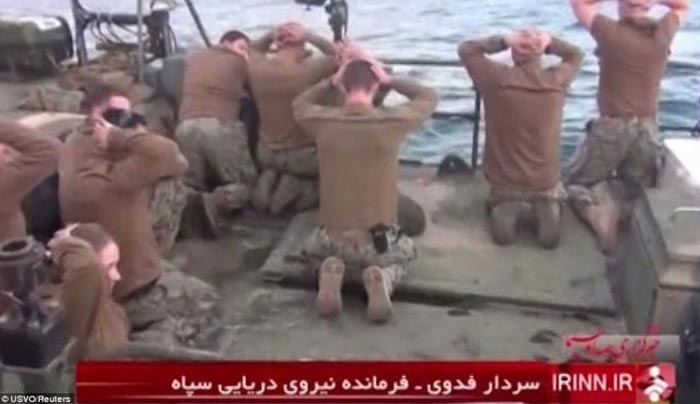 Η στιγμή της σύλληψης των 10 Αμερικανών ναυτών από τις δυνάμεις του Ιράν (βίντεο)