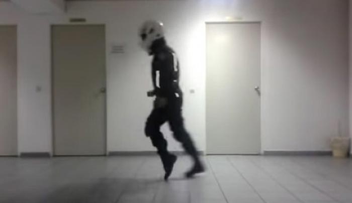 Αστυνομικός της ΔΙΑΣ χορεύει σαν τον Μάικλ Τζάκσον και τρελαίνει τα social media – ΒΙΝΤΕΟ