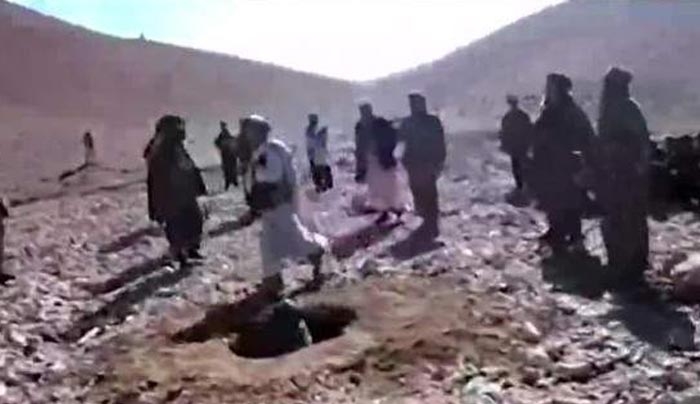 Ανατριχιαστικό βίντεο:Ταλιμπάν λιθοβολούν νεαρή Αφγανή μέχρι θανάτου [βίντεο]