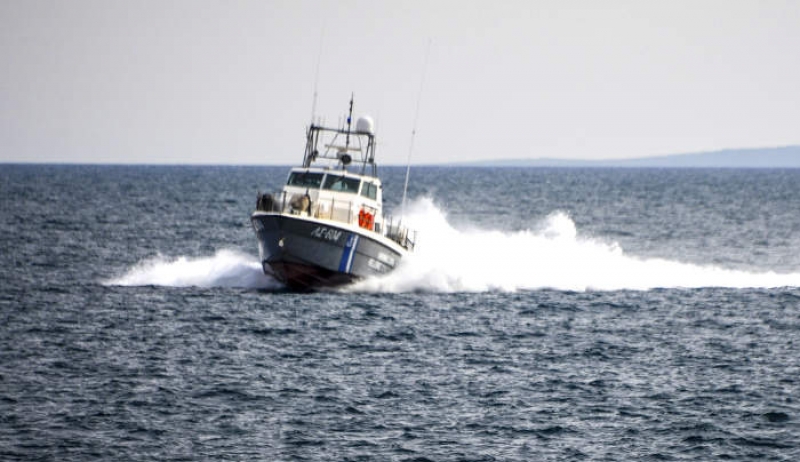 Θρίλερ με ανατροπή σκάφους στις Οινούσσες: Ένας νεκρός και ένας αγνοούμενος
