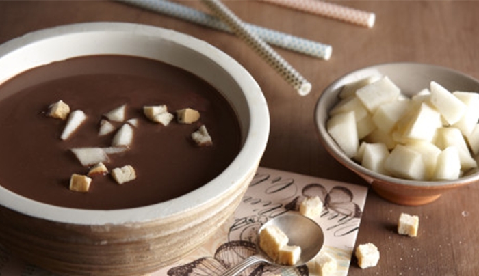 Σούπα σοκολάτας με αλμυρά κρουτόν και αχλάδι
