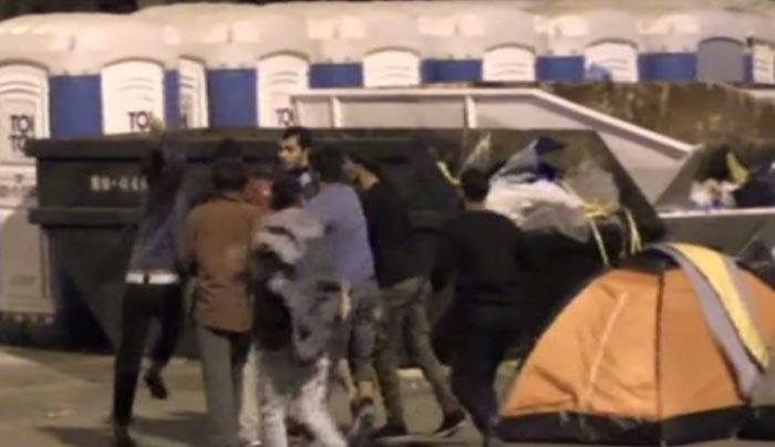 Συμπλοκές στο λιμάνι του Πειραιά μεταξύ των προσφύγων τα μεσάνυχτα - ΒΙΝΤΕΟ