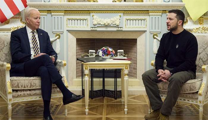 Σίγουρος ο Μπάιντεν ότι θα συνεχιστεί η αμερικανική στρατιωτική βοήθεια προς την Ουκρανία