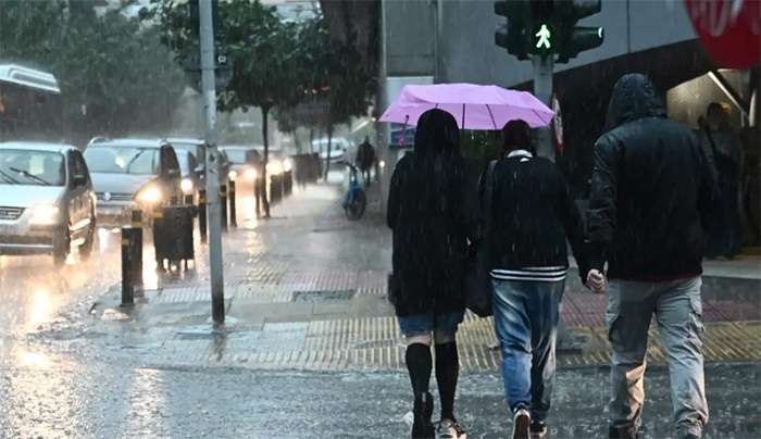 Συνεχίζεται η κακοκαιρία τις επόμενες ώρες: Βροχές, καταιγίδες και έρχονται τα πρώτα χιόνια