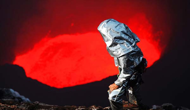 ΒΙΝΤΕΟ-Σε απόσταση… αναπνοής από κρατήρα ηφαιστείου