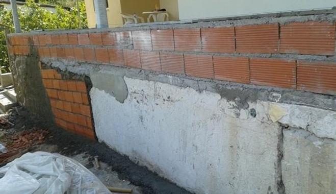 Έθαψε τη μάνα της στη βεράντα