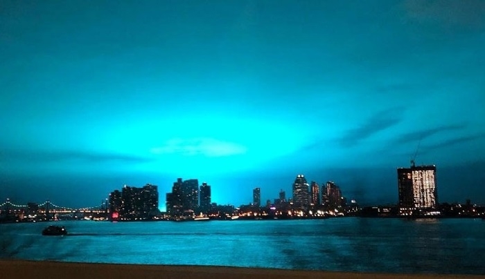 Η νύχτα έγινε... μπλε στη Νέα Υόρκη: Eκρηξη σε εργοστάσιο παραγωγής ηλεκτρικής ενέργειας [βίντεο]