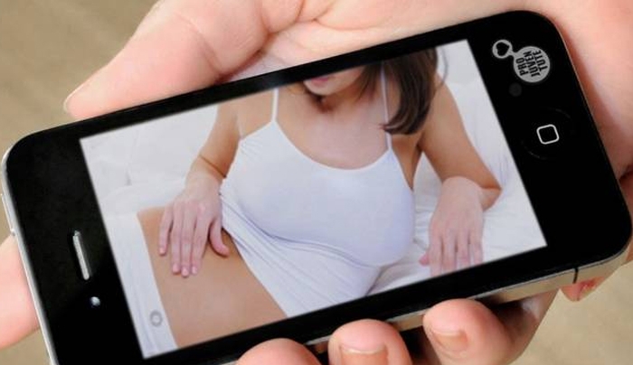 Σκάνδαλο sexting: 100 έφηβοι φωτογραφήθηκαν γυμνοί και κυκλοφόρησαν τις φωτό