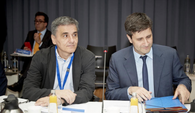 Στον αέρα οι συντάξεις – Χρυσώνουν ενστόλους, δικαστές, πανεπιστημιακούς!