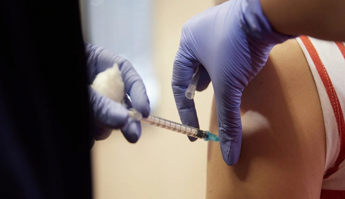 Ηλίας Μόσιαλος: Τα εμβόλια των Pfizer, Moderna και AstraZeneca είναι αποτελεσματικά ενάντια στις μεταλλάξεις «Αλφα» και «Δέλτα» του κορωνοϊού