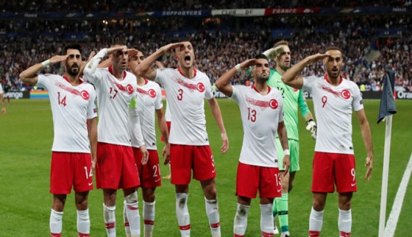 Αμετανόητοι οι Τούρκοι ποδοσφαιριστές: Χαιρέτισαν πάλι στρατιωτικά και τον λόγο έχει η ΟΥΕΦΑ