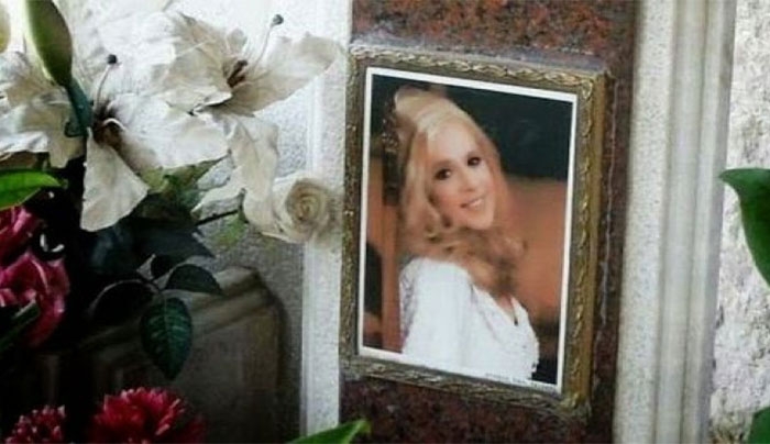 Ανατριχιαστικό: Δείτε τι έχει συμβεί στον τάφο της Αλίκης Βουγιουκλάκη!