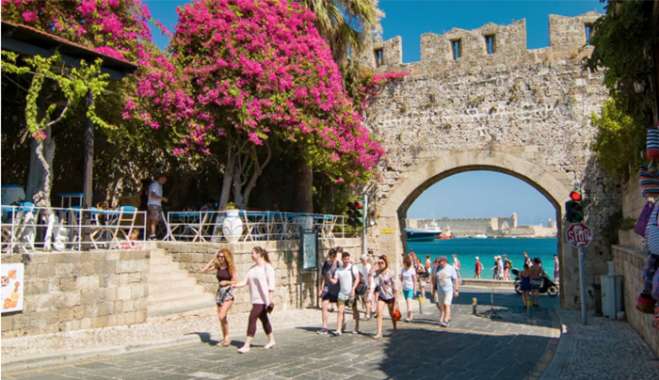 Γιατί οι Τούρκοι επιλέγουν διακοπές στα ελληνικά νησιά