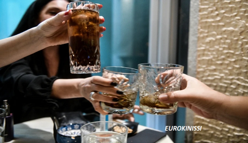 Χαλάρωση μέτρων σε διασκέδαση, γήπεδα και σχολικές εκδρομές εισηγείται η κυβέρνηση