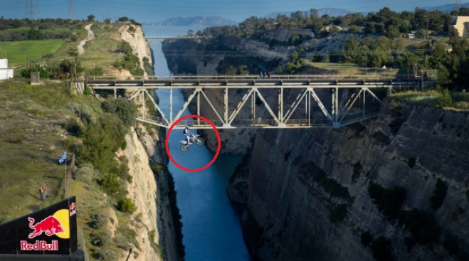 Έκανε άλμα με τη μηχανή του πάνω από τον ΙΣΘΜΟ ΤΗΣ ΚΟΡΙΝΘΟΥ…Θα σας κοπεί η ανάσα!