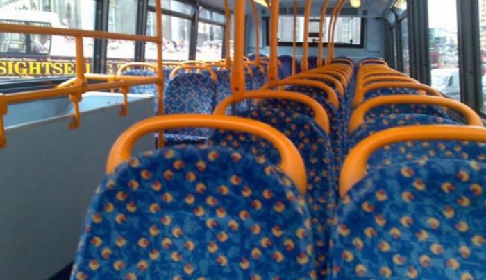 Γνωρίζεται γιατί τα καθίσματα ενός λεωφορείου είναι πάντα τόσο πολύχρωμα; (Βίντεο)