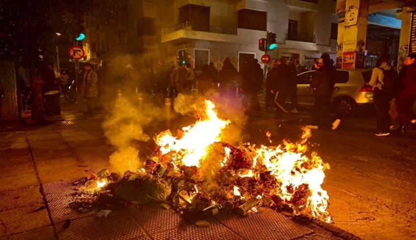 Αλέξανδρος Γρηγορόπουλος: Εκτεταμένα επεισόδια σε Θεσσαλονίκη και Εξάρχεια μετά τις πορείες - Μολότοφ, φωτιές και χημικά