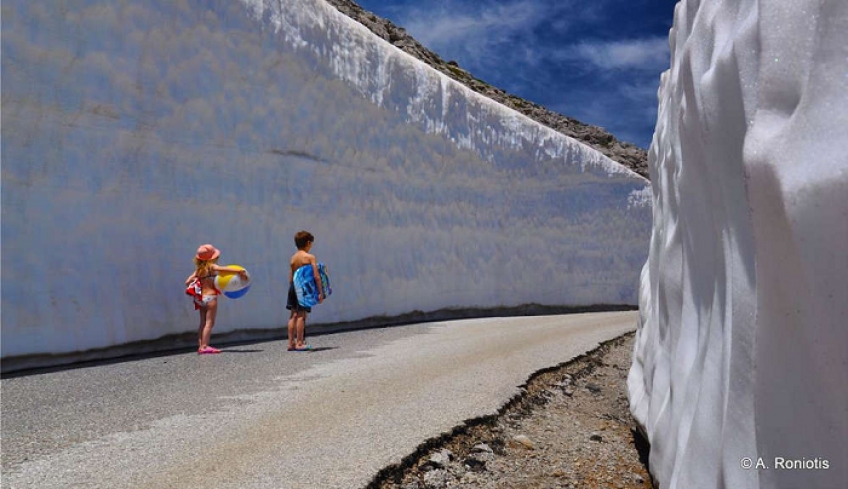 «Μπαμπά… δε βλέπουμε την παραλία!» – H viral φωτογραφία από τη… χιονισμένη Κρήτη εν μέσω καύσωνα!