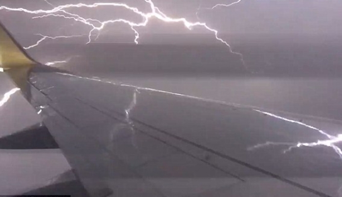 Πτήση μέσα σε ηλεκτρική καταιγίδα - ΒΙΝΤΕΟ