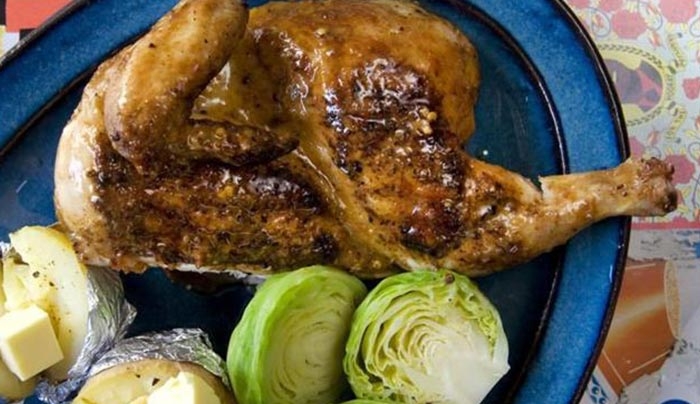 Κοτόπουλο πέρι-πέρι με ψητές πατάτες και λαχανικά