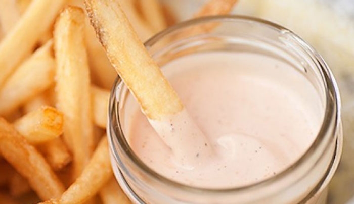 Ξεχάστε ό,τι ξέρατε: Αυτή είναι η καλύτερη sauce για τηγανητές πατάτες, ever!