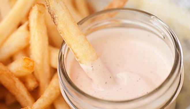 Ξεχάστε ό,τι ξέρατε: Αυτή είναι η καλύτερη sauce για τηγανητές πατάτες, ever!