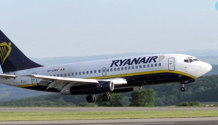 H Ryanair μειώνει από σήμερα έως και 50% τις χρεώσεις αποσκευών