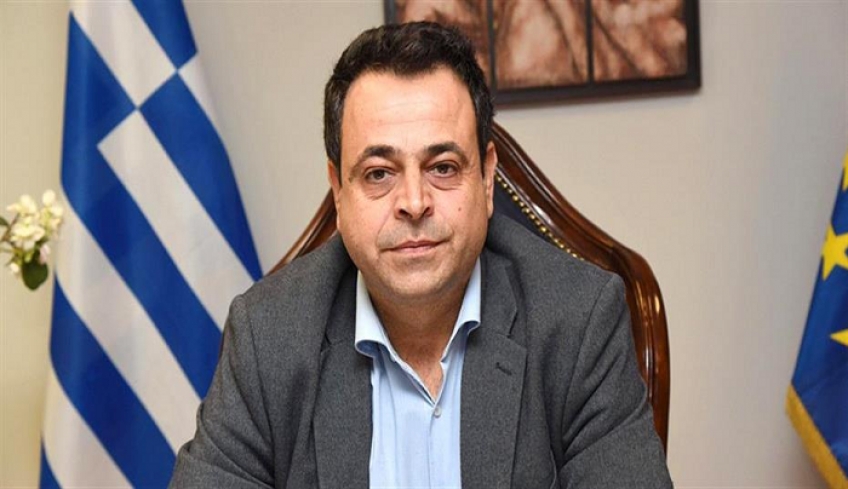 Ν. Σαντορινιός: Με φωτογραφική Σύμβαση του Υπ. Μετανάστευσης, η μεταφορά υπεράριθμου αριθμού προσφύγων και μεταναστών από τα νησιά- Ερώτηση