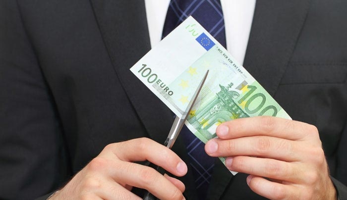 «Κόφτης» σε μισθούς και συντάξεις - Πότε θα γίνουν οι περικοπές
