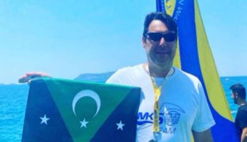 Δεν έχουν τέλος οι προκλήσεις των Τούρκων: Αντιδήμαρχος φωτογραφήθηκε με τη σημαία της «ανεξάρτητης» Δυτικής Θράκης
