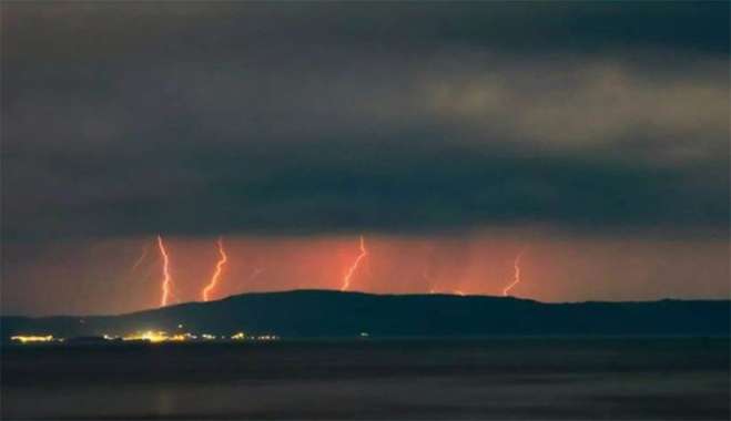 Καιρός: Τι είναι το φαινόμενο red sprite που προκάλεσε η κακοκαιρία στο Αίγιο