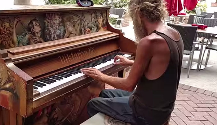 Άστεγος κάθεται στο πιάνο, παίζει παπάδες και αποθεώνεται (Βίντεο)