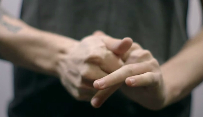 Εντυπωσιακό βίντεο: Δείτε τι συμβαίνει στα δάχτυλά σας όταν κάνετε κρακ!