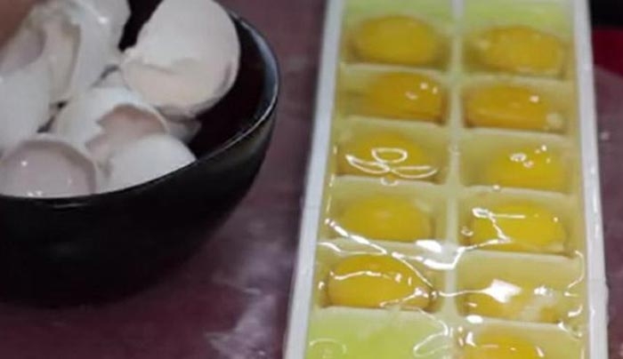 Ρίχνει αυγά μέσα σε μια παγοθήκη. Γιατί; To πιο έξυπνο ΚΟΛΠΟ που είδατε ποτέ!! (Βίντεο)