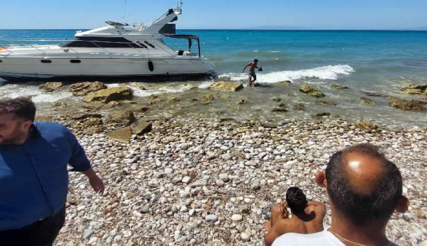 Μετανάστες βγήκαν στην παραλία των Φανών – Θαλαμηγός που τους μετέφερε έπεσε στα βράχια