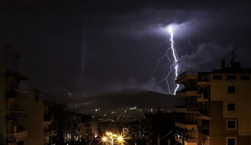 Κεραυνός στην Ακρόπολη: Μαρτυρίες - ΣΟΚ - Ποια η κατάσταση των τραυματιών