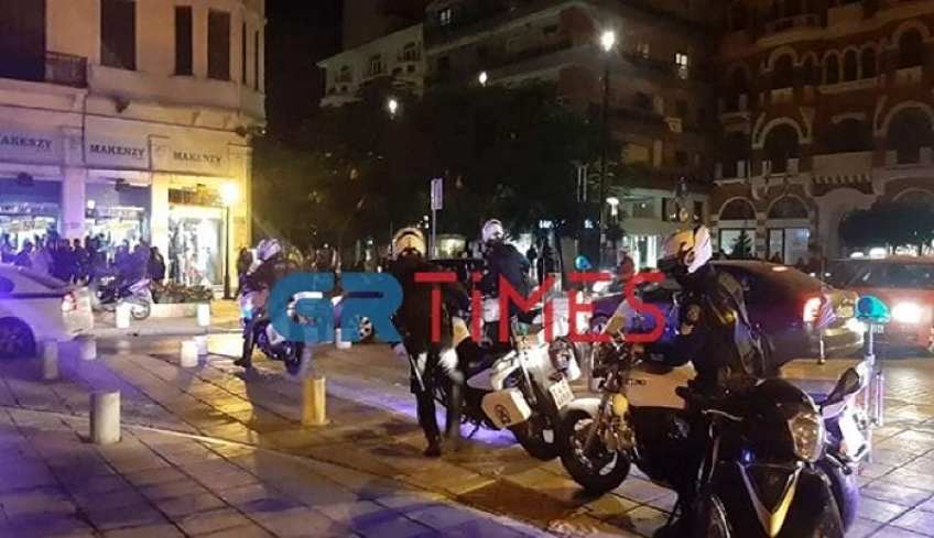 Κορονοϊός - Σοκ: Αδιανόητος συνωστισμός στο κέντρο της Θεσσαλονίκης (Βίντεο)