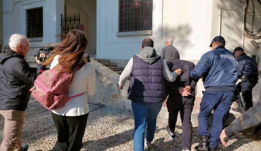 Ελεύθερος με περιοριστικούς όρους ο 35χρονος που κατηγορείται για απόπειρα βιασμού και άσεμνες πράξεις σε τρεις μαθήτριες
