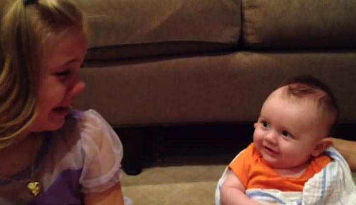 Επικό βίντεο: Καταρρέει όταν μαθαίνει ότι ο αδερφός της θα…(Βίντεο)