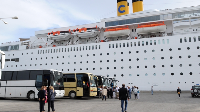 Υποδοχή του πρώτου κρουαζιερόπλοιου στο λιμάνι της Κω (ΦΩΤΟ)
