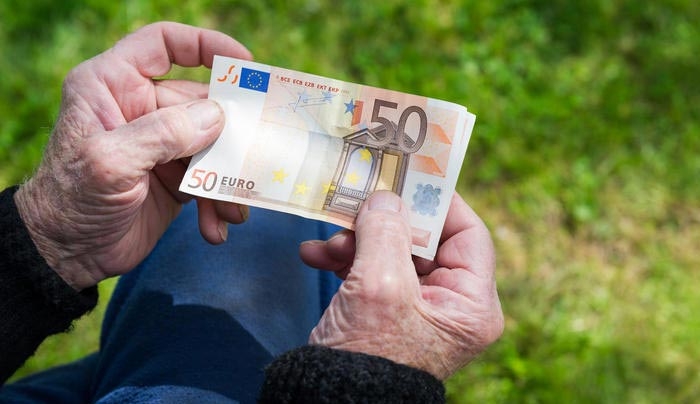 “Τσεκούρι” σε 780.000 επικουρικές, μερίσματα και εφάπαξ