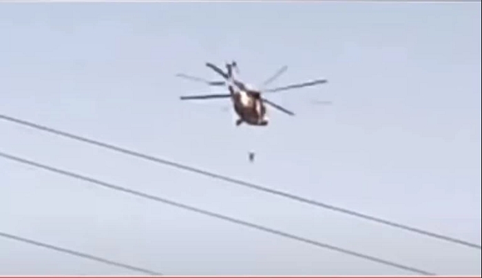 Αφγανιστάν: Bίντεο σοκ με κρεμασμένο με σκοινί άντρα από ελικόπτερο Black Hawk που πετούν Ταλιμπάν