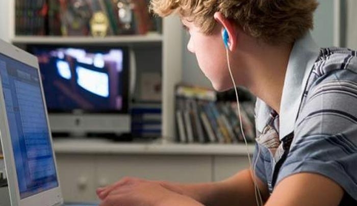 Πιο αυστηρή η ΕΕ: Απαγορεύονται τα social media και το email για παιδιά κάτω των 16 ετών